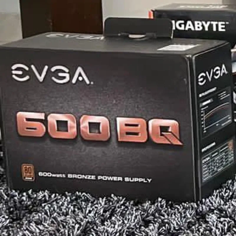 Caja de la fuente de poder EVGA 600 BQ de 600 W con certificación 80 Plus Bronze