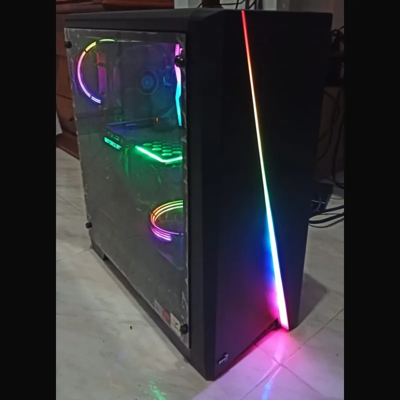 Gabinete Aerocool Cylon RGB encendido con la franja LED diagonal iluminada