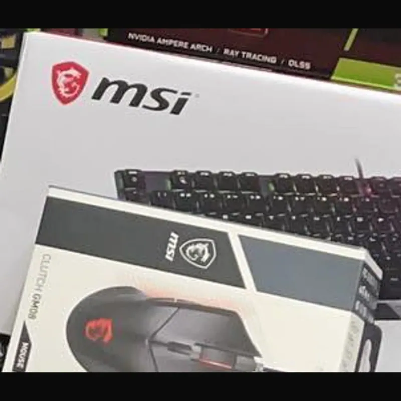 Caja del mouse gamer MSI Clutch GM08 junto a un teclado MSI