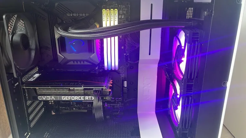 Detalle del setup Setup Hydra — refrigeración líquida y 32 GB