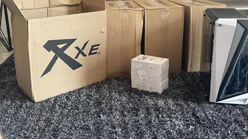 Gabinetes recién llegados listos para ensamblar en el taller